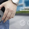 Una mano sostiene una billetera minimalista ultradelgada con diseño plateado y protección RFID.