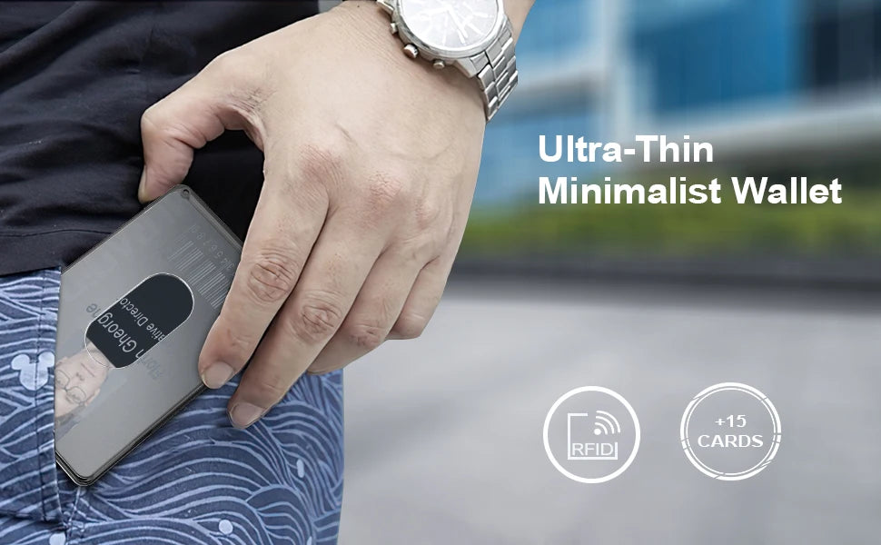 Una mano sostiene una billetera minimalista ultradelgada con diseño plateado y protección RFID.