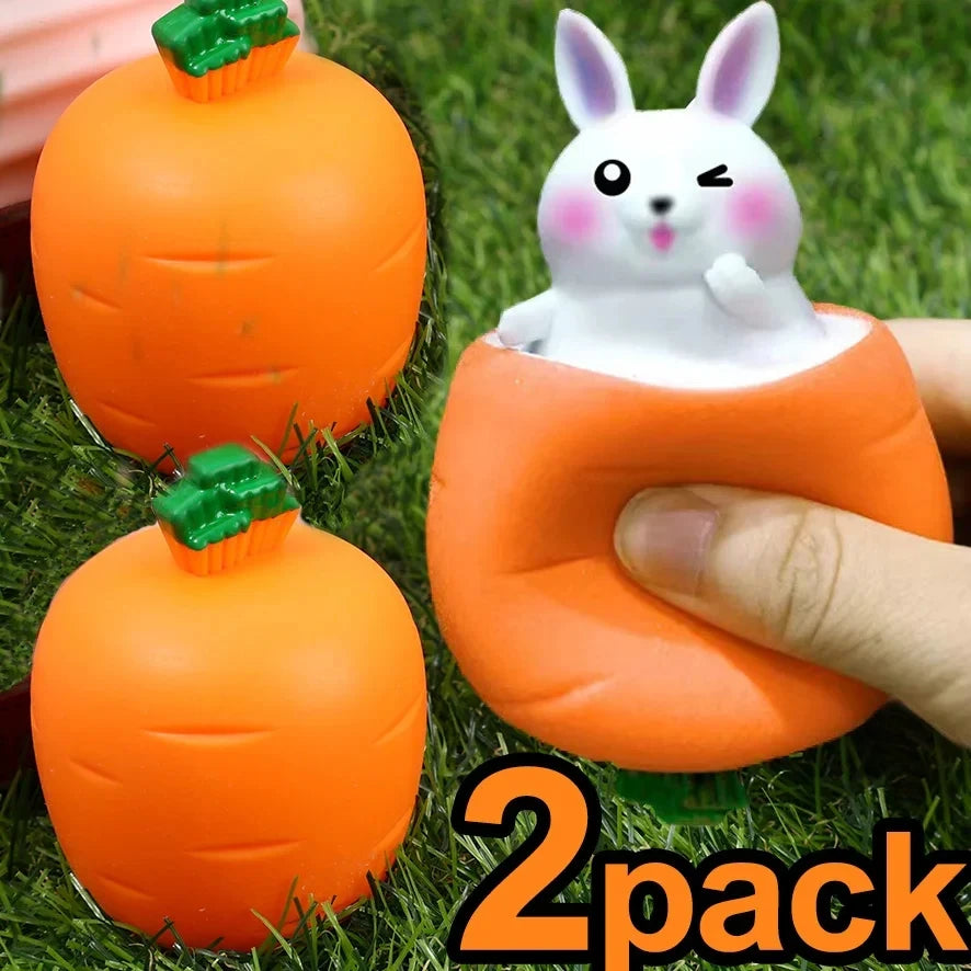 Juguetes de zanahoria naranja con caras de conejo sobre césped verde.