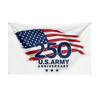 Et hvitt flagg med et slitent amerikansk flaggdesign og teksten 250 U.S. Army Anniversary