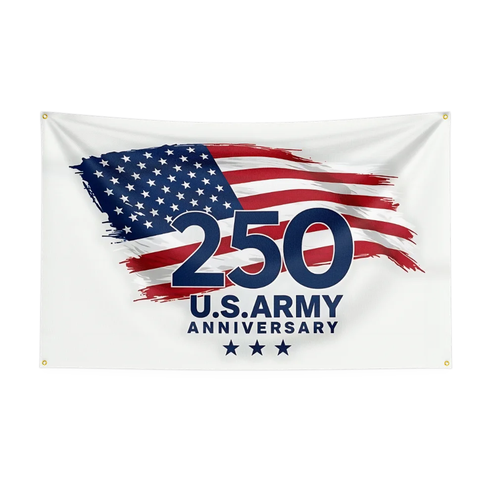 Et hvitt flagg med et slitent amerikansk flaggdesign og teksten 250 U.S. Army Anniversary