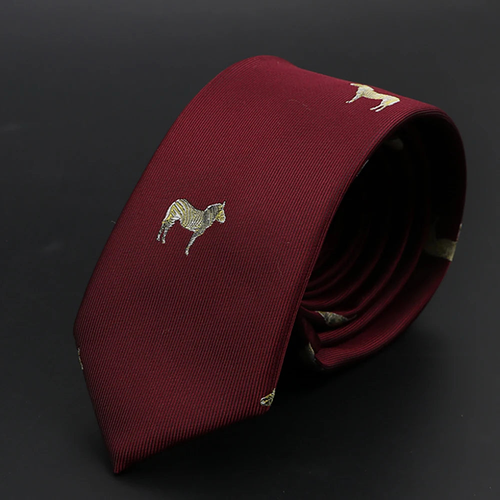 Corbata granate con motivo de caballo dorado, doblada sobre fondo oscuro.