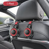 Primer plano de un reposacabezas de asiento de coche negro con ganchos rojos y portavasos instalados en el panel interior.
