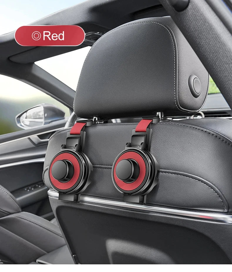 Primer plano de un reposacabezas de asiento de coche negro con ganchos rojos y portavasos instalados en el panel interior.