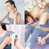 Una mujer usa un rodillo de masaje muscular de cuerpo completo en piernas, cuello y brazos.