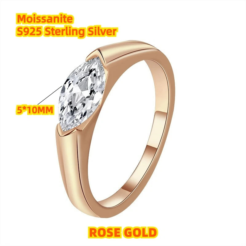 Primer plano de un anillo de oro rosa con una piedra moissanita en corte marqués.