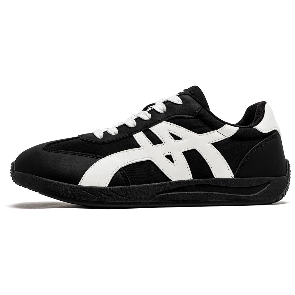 Schwarz-weißer klassischer minimalistischer Barfuß-Sneaker mit breitem Zehenbereich, Seitenansicht.