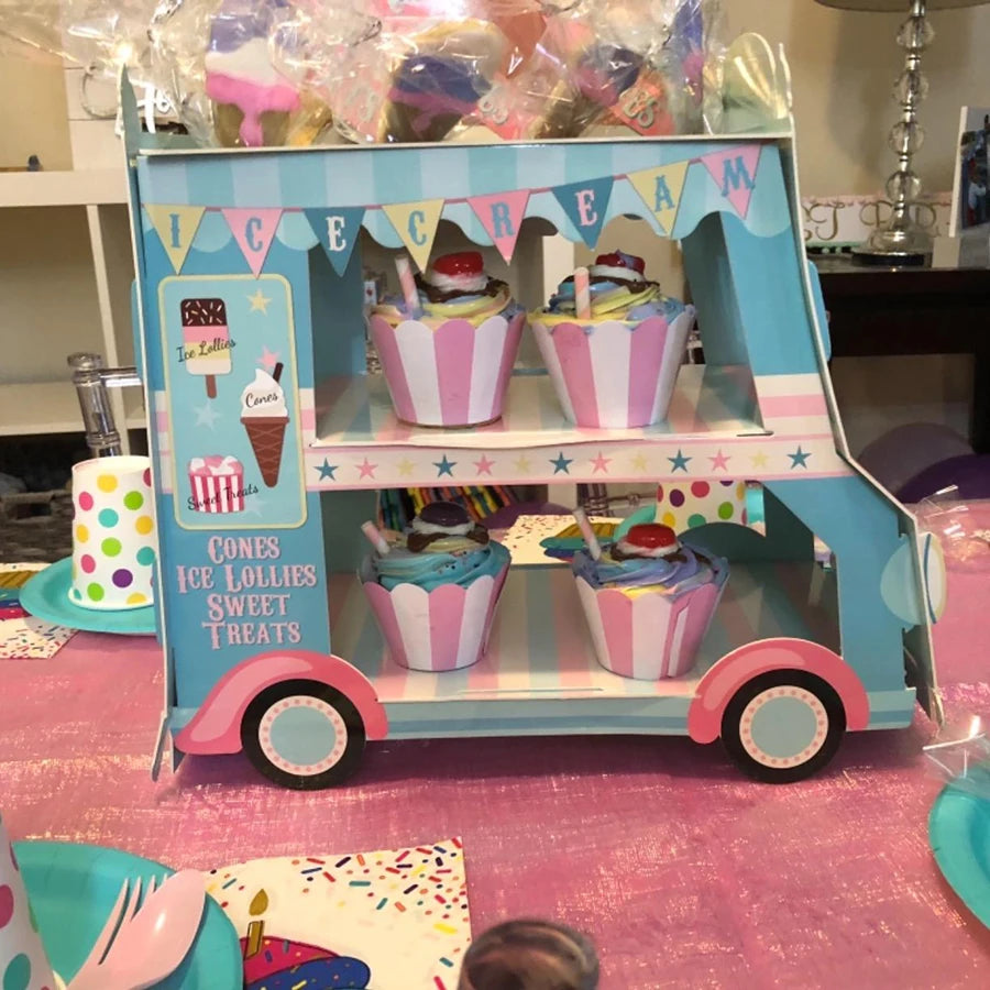 Etagenkuchenständer in Form eines Doppeldeckerbusses mit Cupcake-Ablage in Pink und Blau.