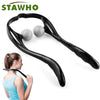 Masajeador portátil shiatsu negro para cuello y hombros, con bolas de doble punto gatillo usado en el cuello de una persona.
