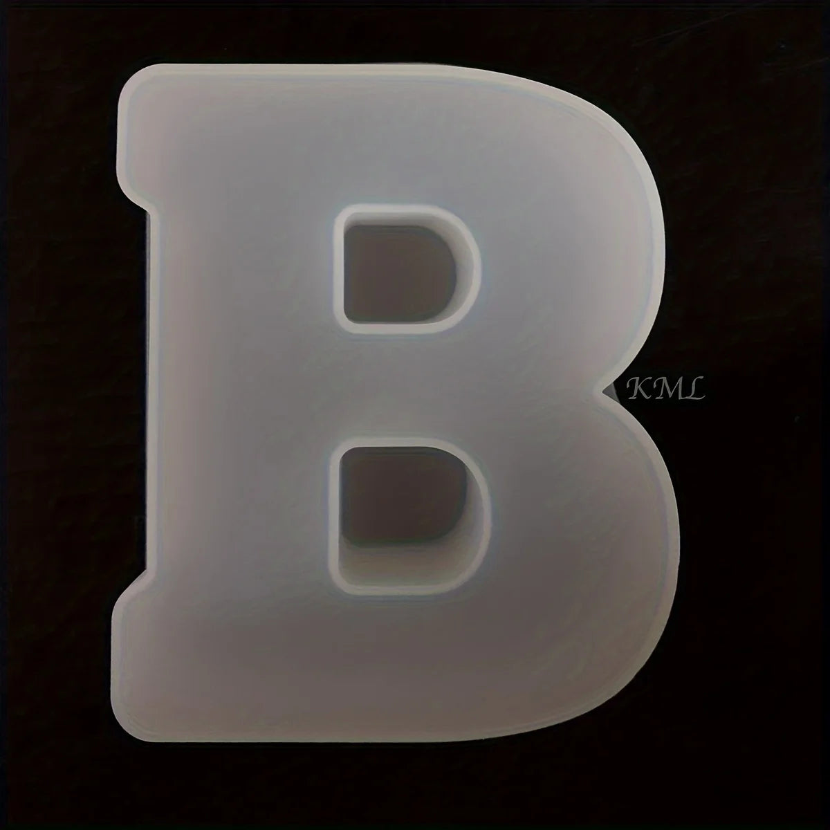 Eine transparente Silikonform mit dem Buchstaben B und der Zahl 8, zum Gießen von Harz oder Seife.