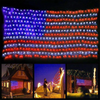 Grand affichage lumineux LED de drapeau américain patriotique illuminant un ciel nocturne sombre.