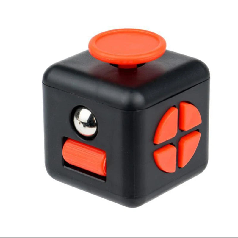 Cubo fidget negro con parte superior naranja y cuatro botones naranjas.