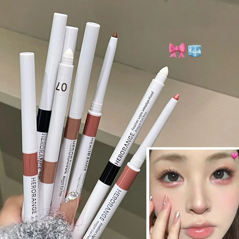Samling av svarte og hvite dobbeltsidige gel eyelinerpenner med rosa aksent på lys bakgrunn