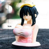 Stilisert anime-figur med svart hår, gult hårtilbehør, rosa hud og klær, vist på mørk surf