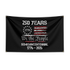 Svart flagg til minne om 250 år, med teksten 250 YEARS, 1776 og We the People, samt datoene 1776–2026.