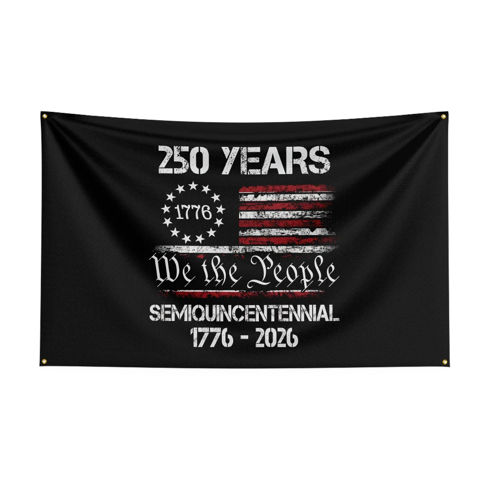 Svart flagg til minne om 250 år, med teksten 250 YEARS, 1776 og We the People, samt datoene 1776–2026.