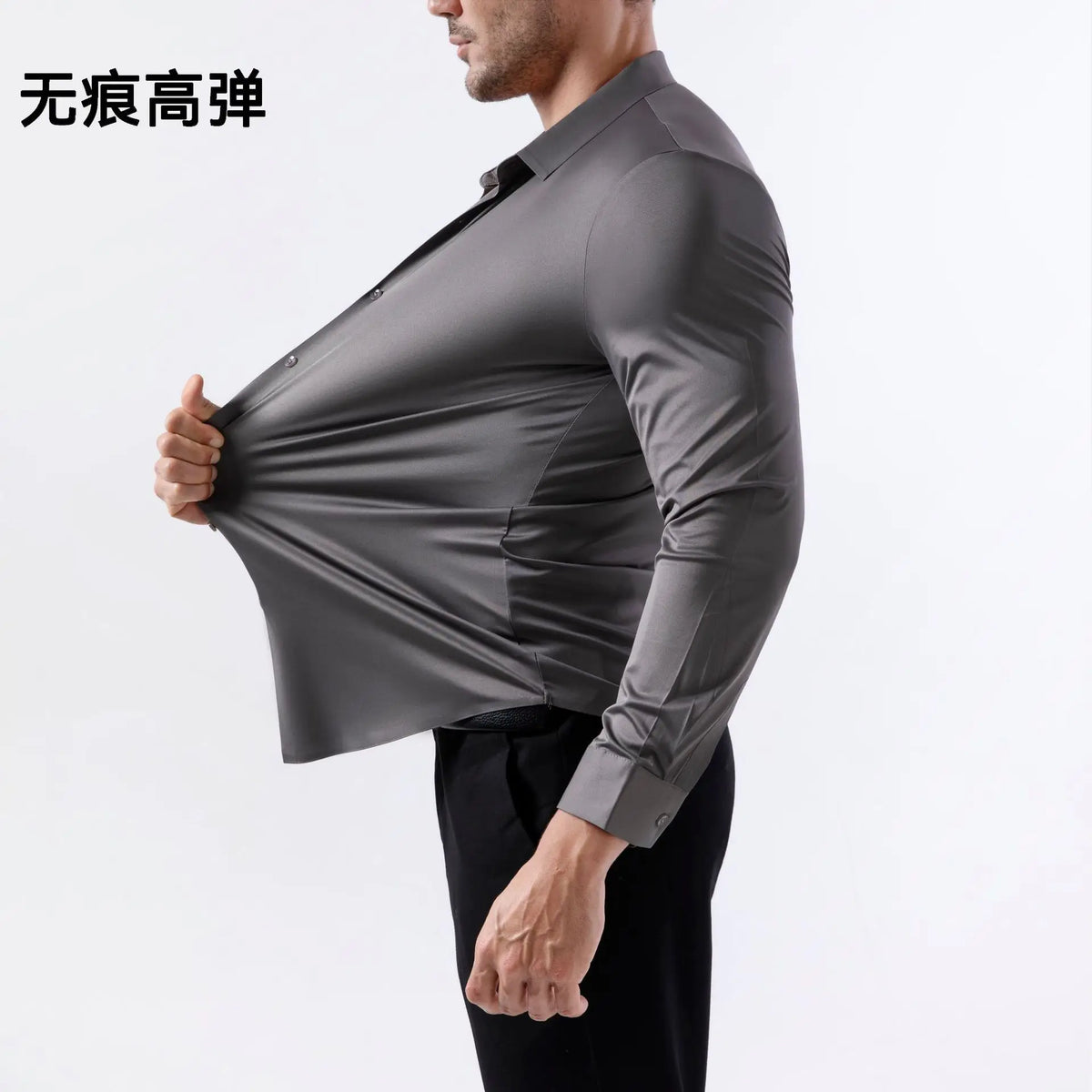 Primer plano de una camisa de vestir gris oscuro, sin planchar, usada por un hombre, mostrando la textura y el ajuste.