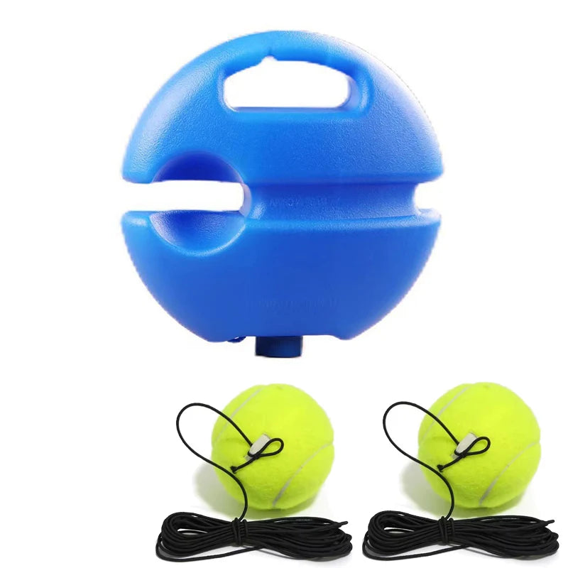 Blå solo-trener for tennis med håndtak og elastisk ballretur, vist ved siden av en gul tennisball.