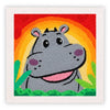 Un colorido bordado de un lindo elefante bebé gris sobre un fondo vibrante naranja y rojo.