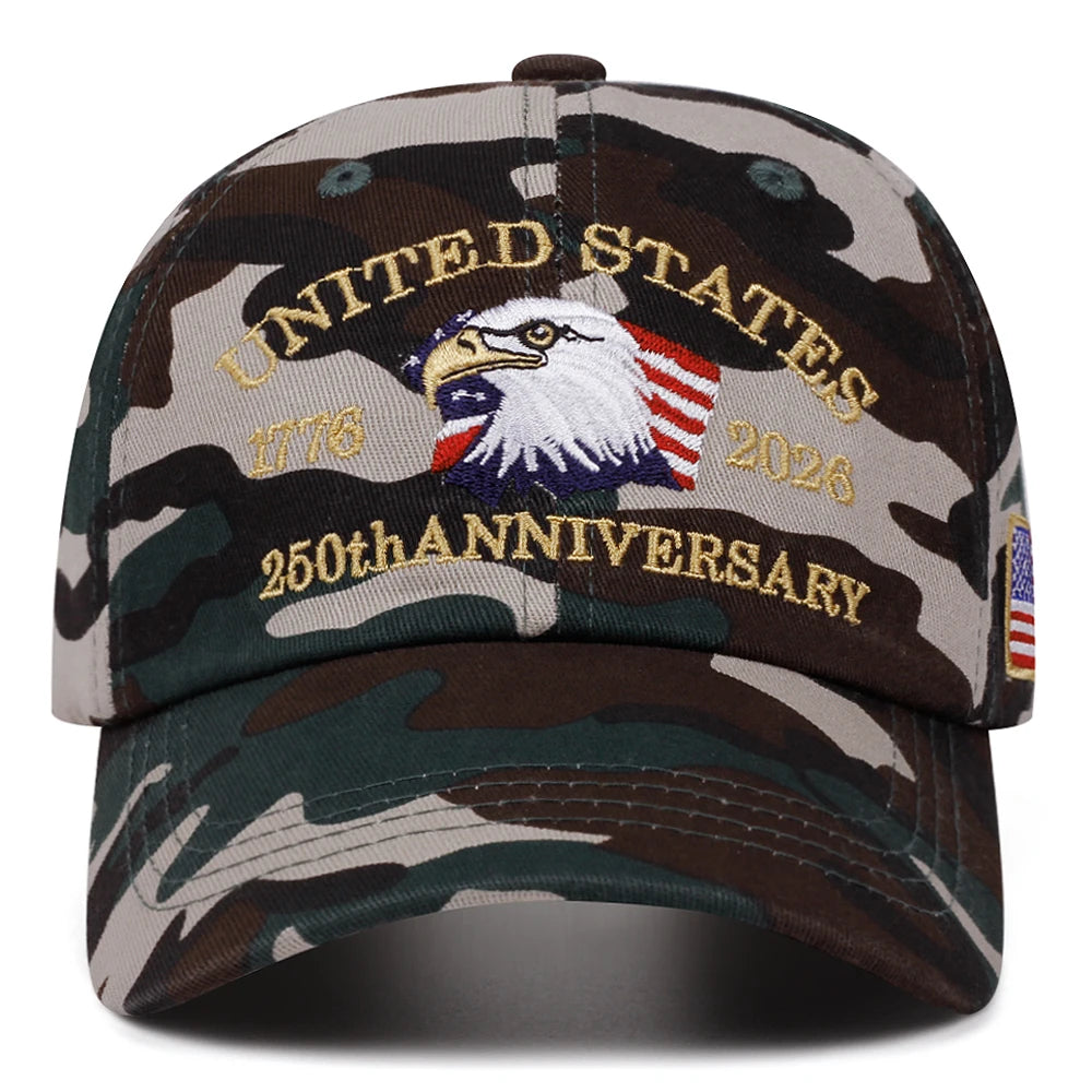 Mörk camouflage-basebollkeps med broderad text United States 250th Anniversary