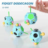 Cubo fidget dodecágono azul con acentos verdes y bolas coloridas sostenido en una mano.