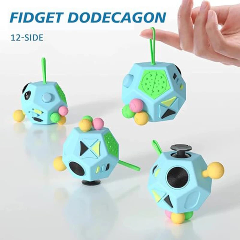 Cubo fidget dodecágono azul con acentos verdes y bolas coloridas sostenido en una mano.