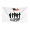 Et hvitt flagg med det amerikanske flagget og teksten «250 år med forsvar av frihet 1775-2025».