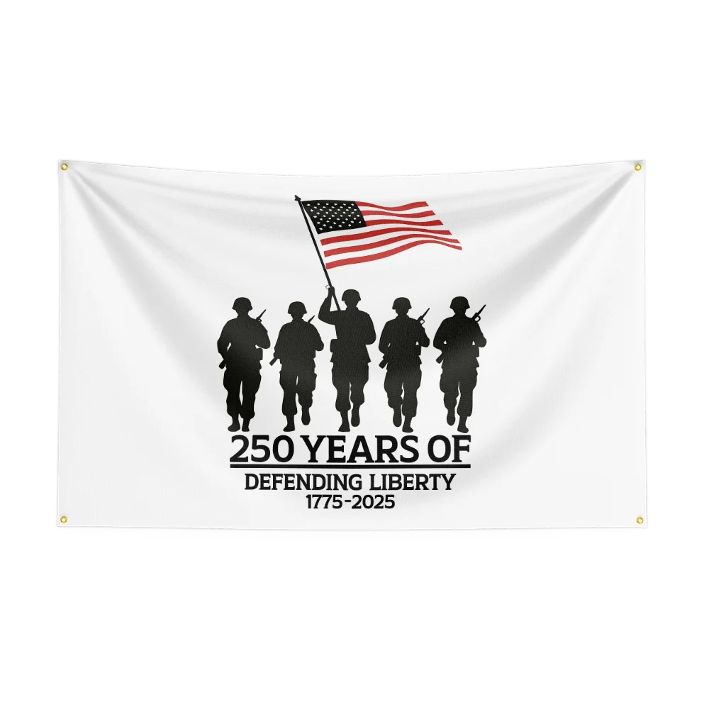 Et hvitt flagg med det amerikanske flagget og teksten «250 år med forsvar av frihet 1775-2025».