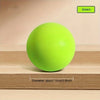 Balle rebondissante en mousse vert lime vif posée sur une surface en bois.