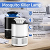 Una lámpara mata mosquitos blanca con tapa removible junto a una versión negra y un cable de carga USB.
