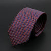 Primer plano de una corbata jacquard ajustada para hombre, color granate y azul marino, enrollada.