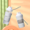 Botella de agua portátil 2 en 1 para perros, blanca, con contenedor de comida, sobre fondo naranja.
