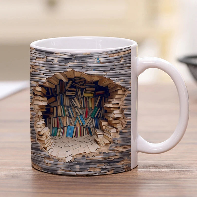 Hvit keramisk kaffekrus med en tegning av en gammel, slitt bokhylle av stablete bøker.