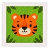 Kit de bordado de cara de tigre naranja, cabeza bordada con hilo verde sobre tela blanca cuadrada.