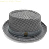 Un chapeau soleil pork pie en mesh tissé gris avec un bandeau sombre et un bouton doré.