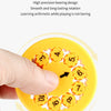 En hånd spinner en gul fidget spinner med nummererte oransje innlegg.