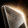 Primer plano de pantalla de smartphone con hora 12:13, efecto de luz dorada resaltando el vidrio antimirones