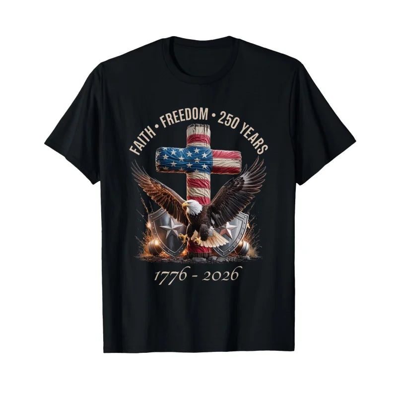 Svart t-skjorte med patriotisk ørnedesign og amerikansk flagg, teksten Faith Freedom 250 Years 1776-2026