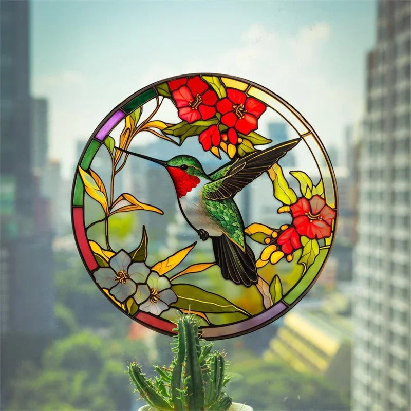 Dekaler med glasfönstermotiv som visar en kolibri och blommor på en rund glasbakgrund