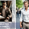 Un hombre sonriente con camisa blanca y pantalones beige al aire libre.