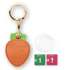 Funda llavera de cuero color dorado con un charm verde y dos toallitas limpiadoras.
