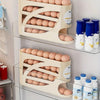 En tre-etasjers plastoppbevaring for rullende egg på en hylle, med mange brune egg.