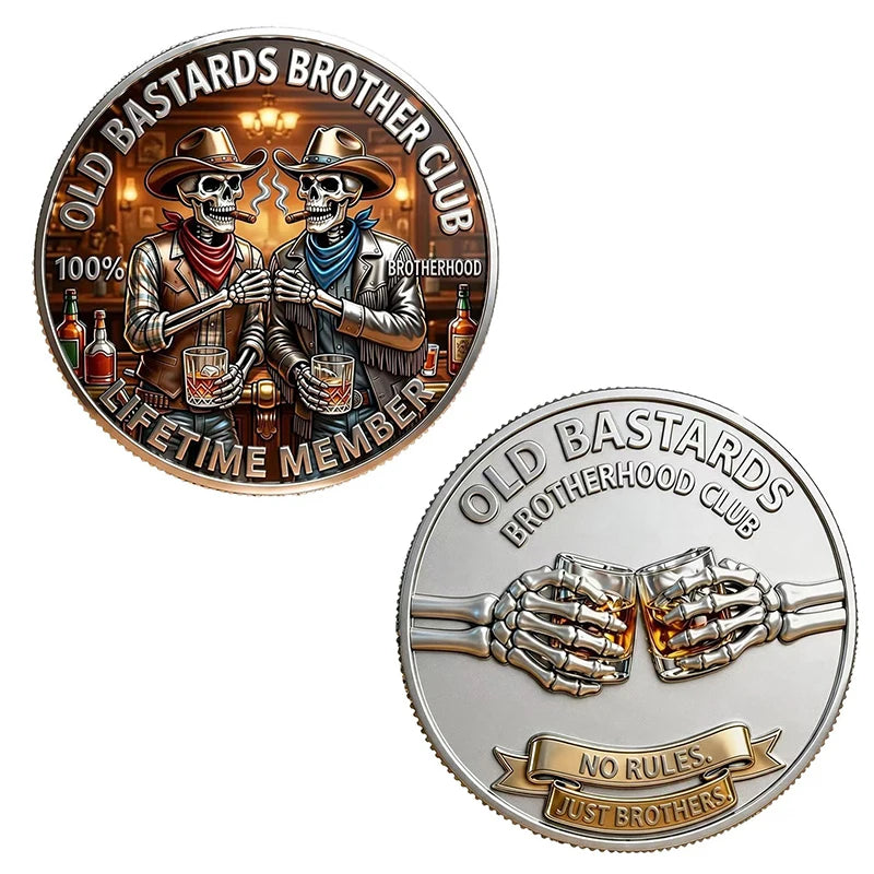 En forgylt medalje med to skallefigurer og teksten Old Bastards Brotherhood Club Lifetime Member.