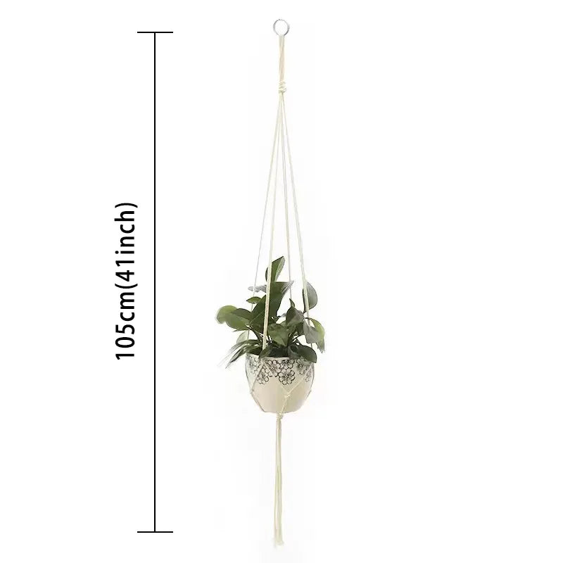 Makrame plantehenger med hengende vinranke og potteplante, opphengt i tau.