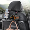 Bolso de mano de cuero beige colgado de un gancho multiusos para asiento de auto con porta-vasos y organizador
