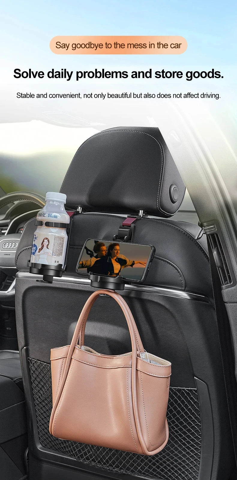 Bolso de mano de cuero beige colgado de un gancho multiusos para asiento de auto con porta-vasos y organizador