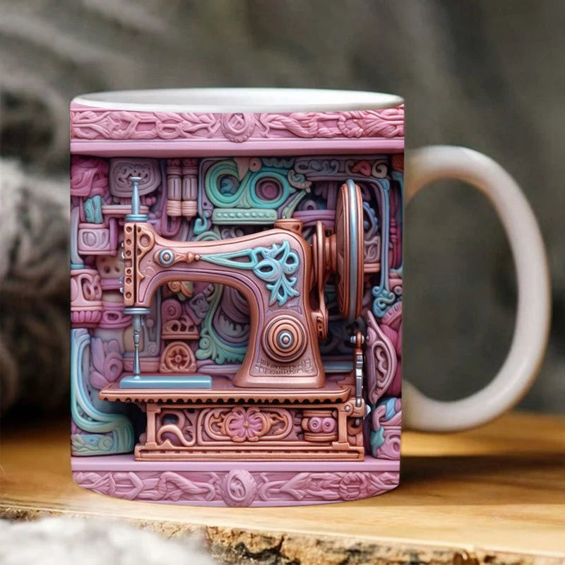 En rosa keramikk kaffekopp med intrikat design av en vintage symaskin og dekorative elementer.