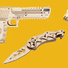 En samling av trepuslespillbiter som viser ulike våpen, inkludert pistol, kniv og rifle.