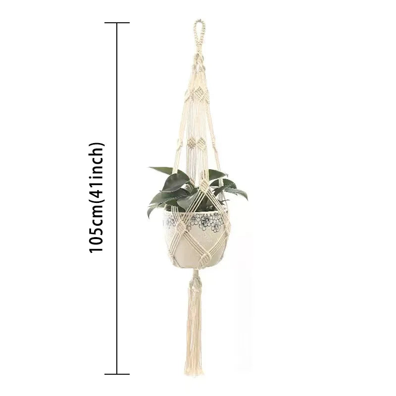 Håndlaget macrame plantehanger med vevd potte og hengende grønne blader til innendørs eller utendørs dekorasjon