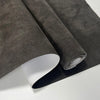 Rollo de tela de gamuza gris oscuro con acabado aterciopelado enrollado